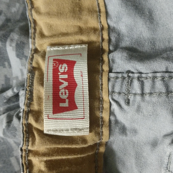 2/$15 Levi's Shorts Size 7 Digital Camo Great condition - Picture 4 of 7
